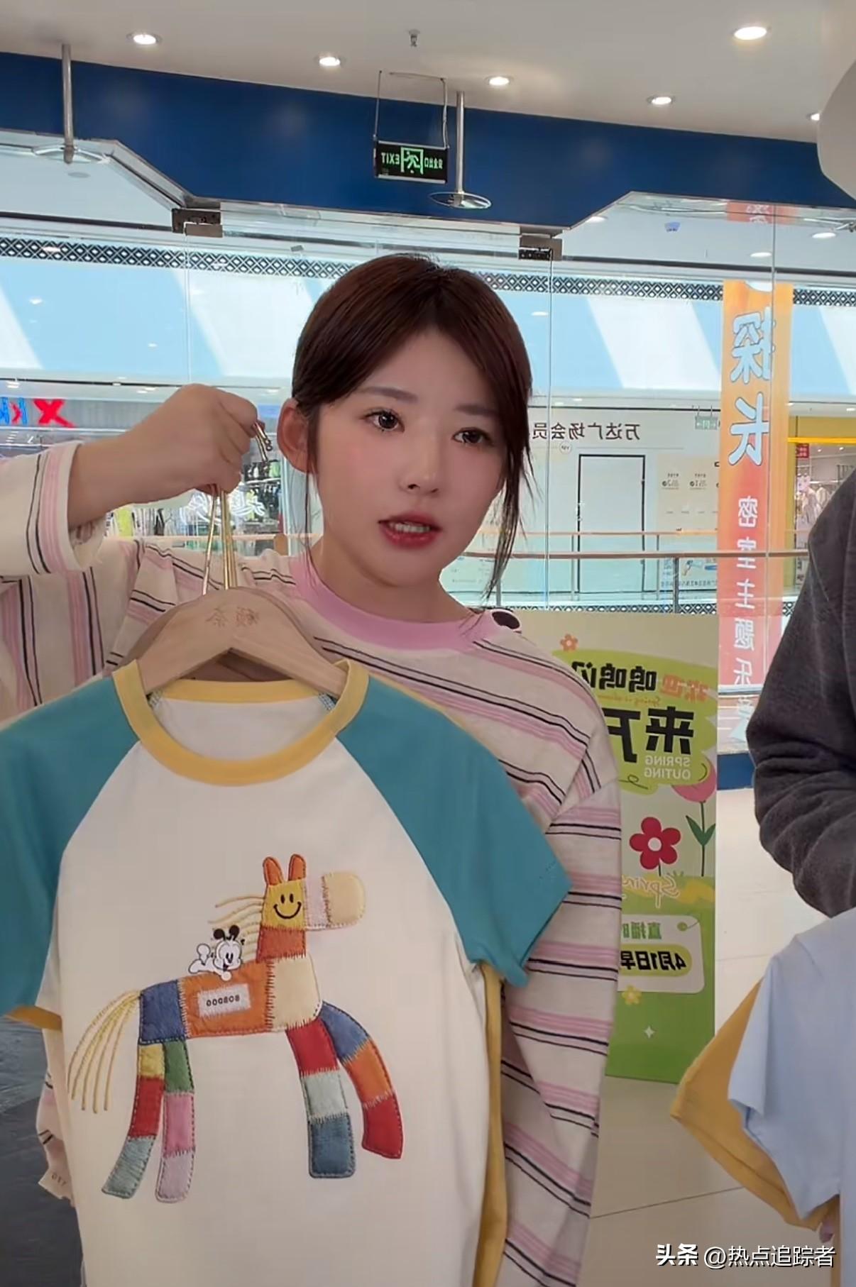 今天，黄一鸣在湖州万达广场开启带货直播。直播间人气不错，刷到时已有约两千网友在线