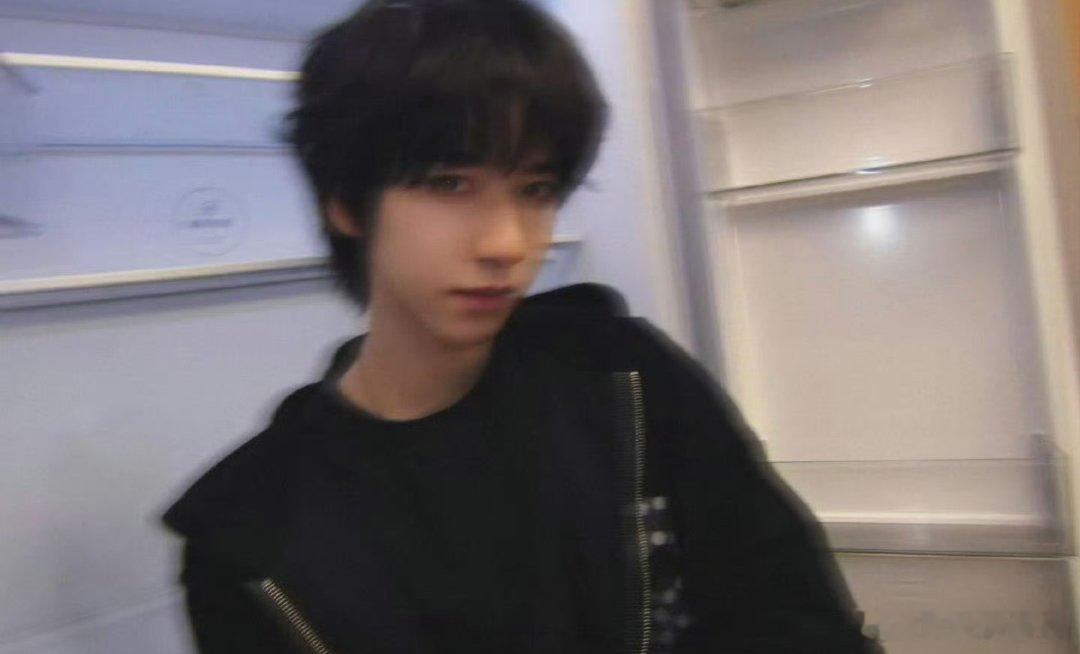 贺峻霖好会拍照📸日系美男子既视感卷毛小帅哥 