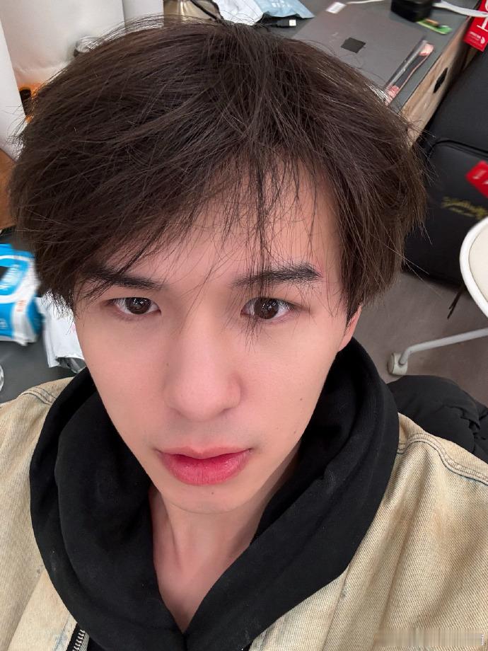 何浩楠顺毛素颜自拍  何浩楠顺毛小狗回归 何浩楠的顺毛素颜形象在自拍中，具有独特