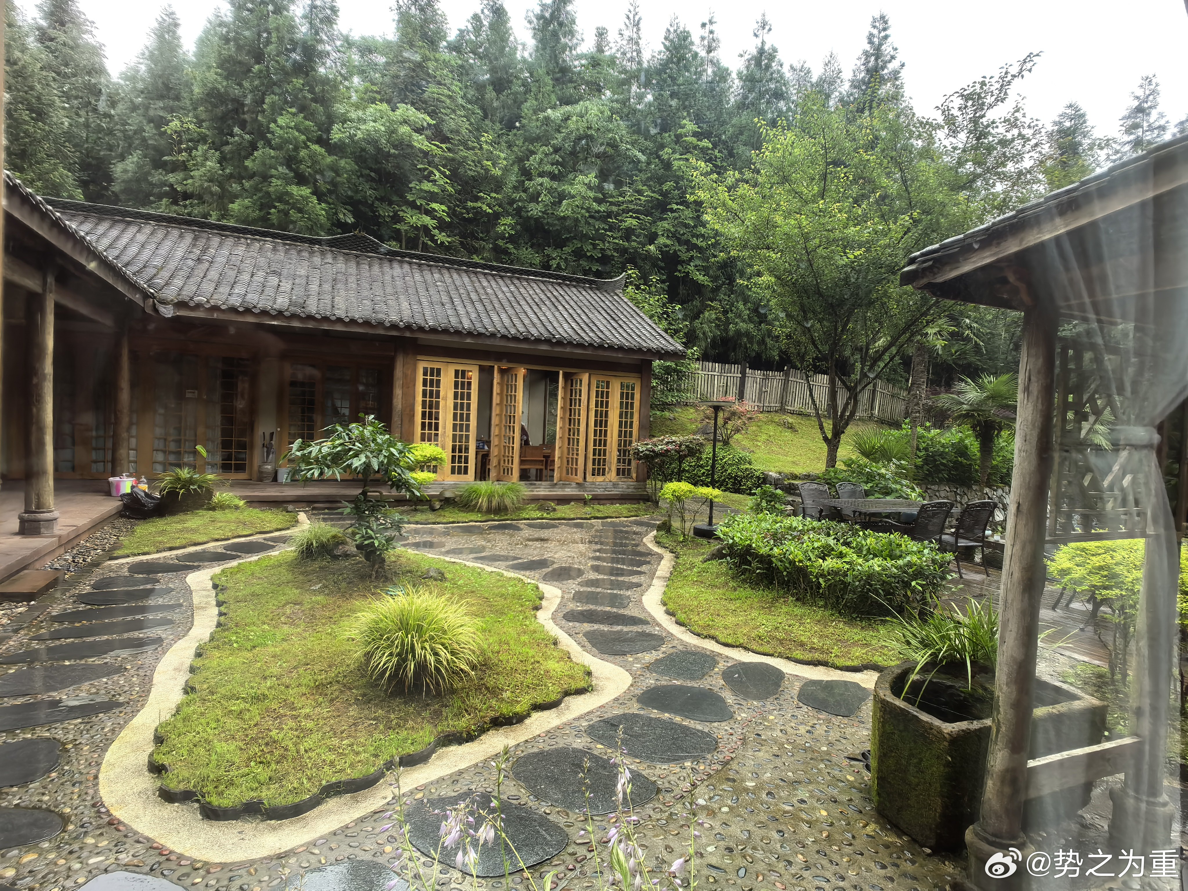 雨歇林静石上清泉 