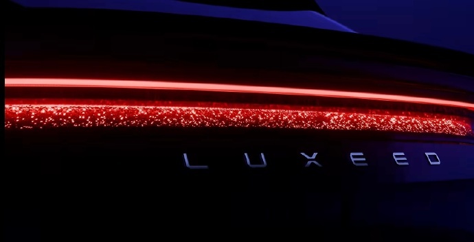 新车定位 SUV 品类，却融入了轿跑的溜背线条，兼顾了通过性与运动造型。 