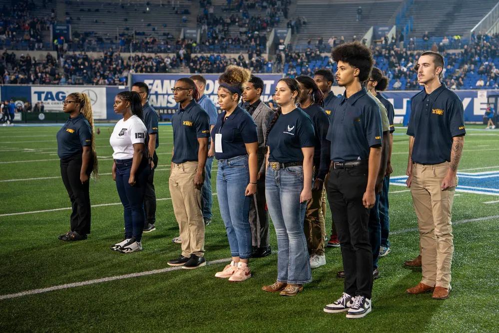 美国宣誓文化已经泛滥成灾，任何场合都可以宣誓。
在11月7日的一场橄榄球比赛中准