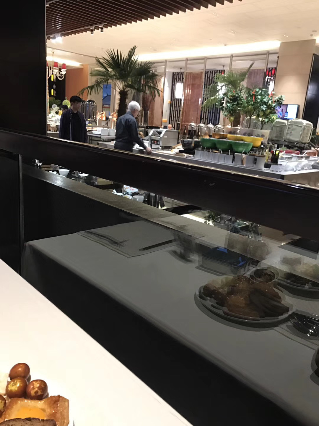 吃早餐时想：十年我能找到一两家明星股就值了！投一家公司，会长期跟踪半年到两年，对
