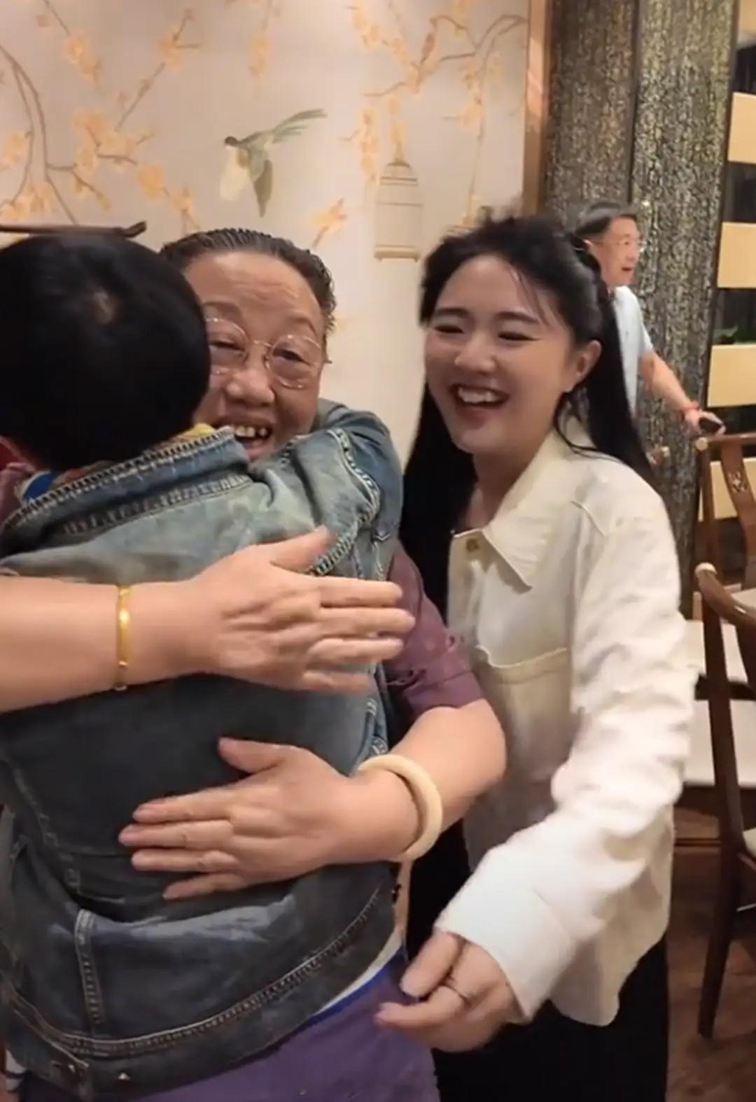 金龟子十一带女儿女婿回王宁老家，热情与公婆拥抱，家风真好！ ​​​