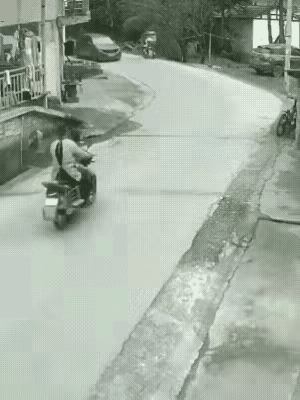 路口转弯处，一定要：一慢二看三通过，小时候记住的口诀，现在仍然适用。