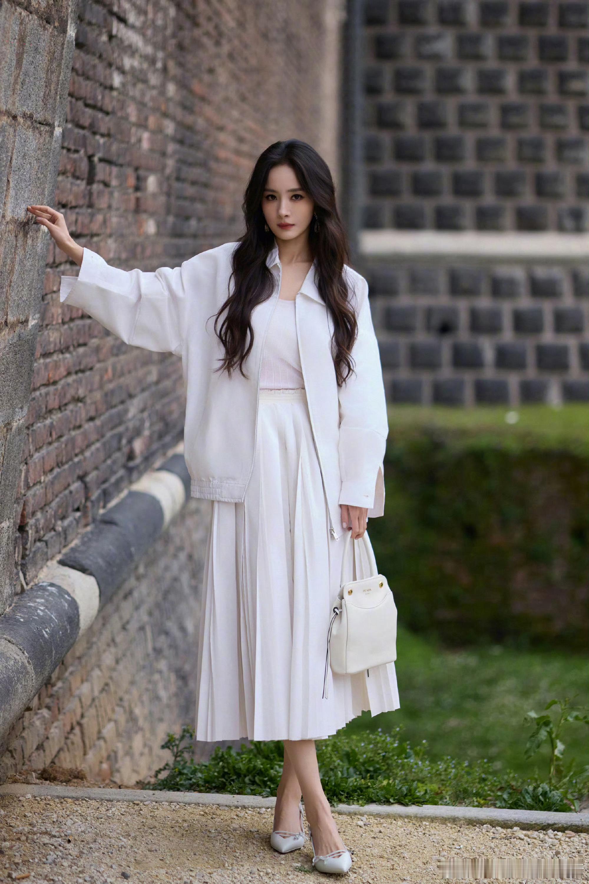 杨幂和柳智敏谁Prada待遇最好？ 