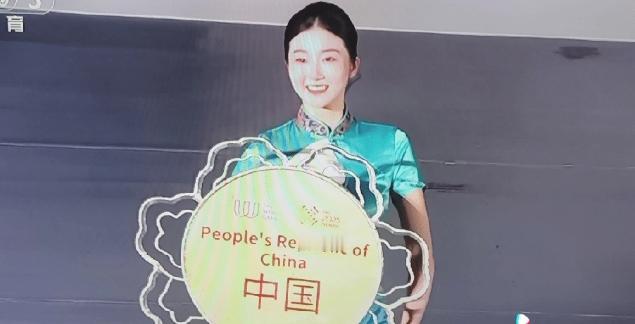 一眼望去，发现这次成都世运会的礼仪小姐竟全是圆脸，却格外端庄大气不失亲和力，完美