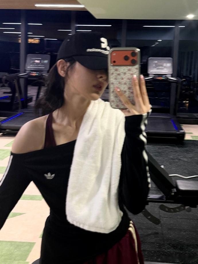 杨超越在健身房暴汗杨超越素颜健身 完全就是我们的自律美少女啊，看到杨超越在健身房