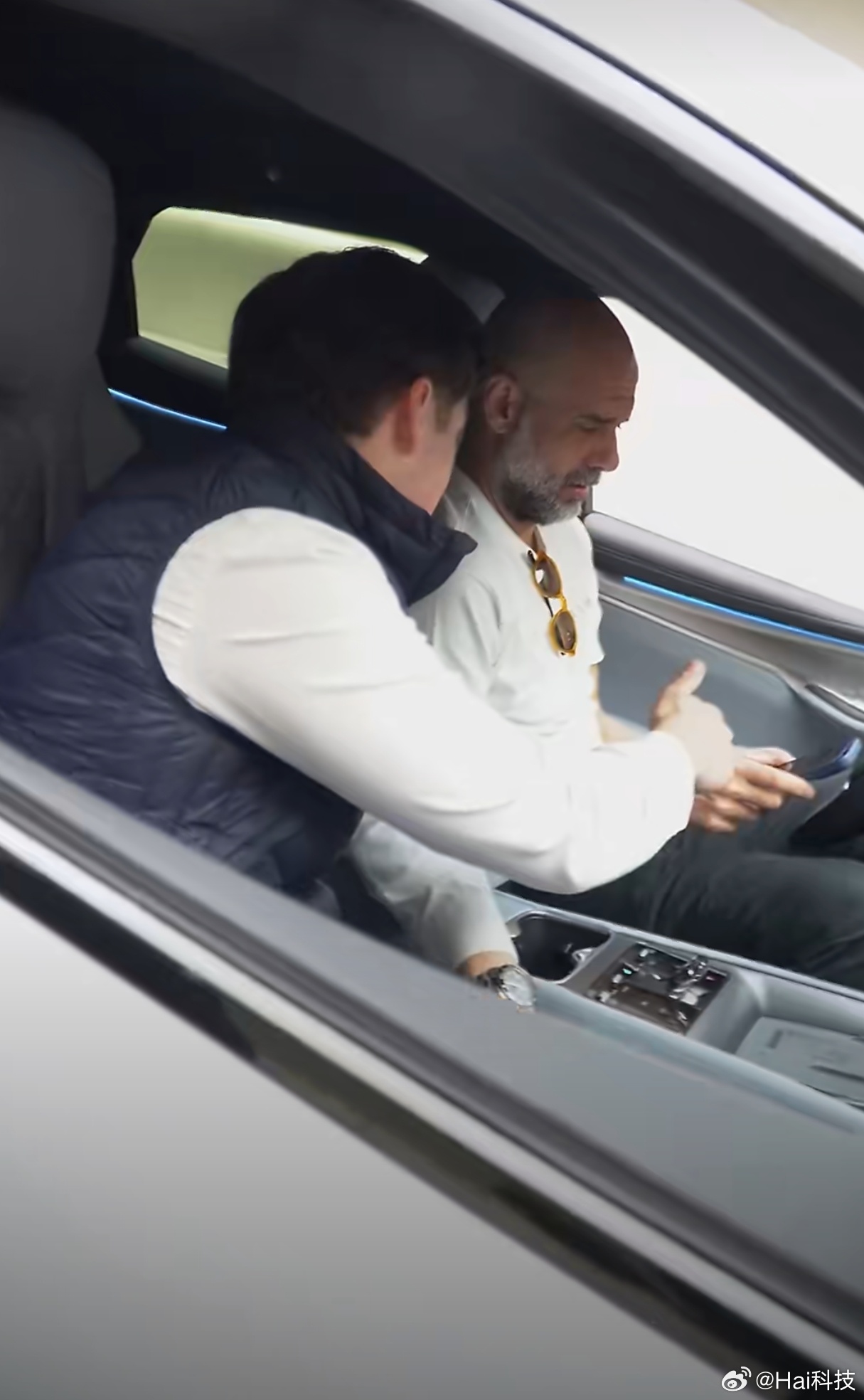 好家伙，曼城主教练瓜迪奥拉提海狮07 EV了开比亚迪的曼城球员教练越来越多了，比