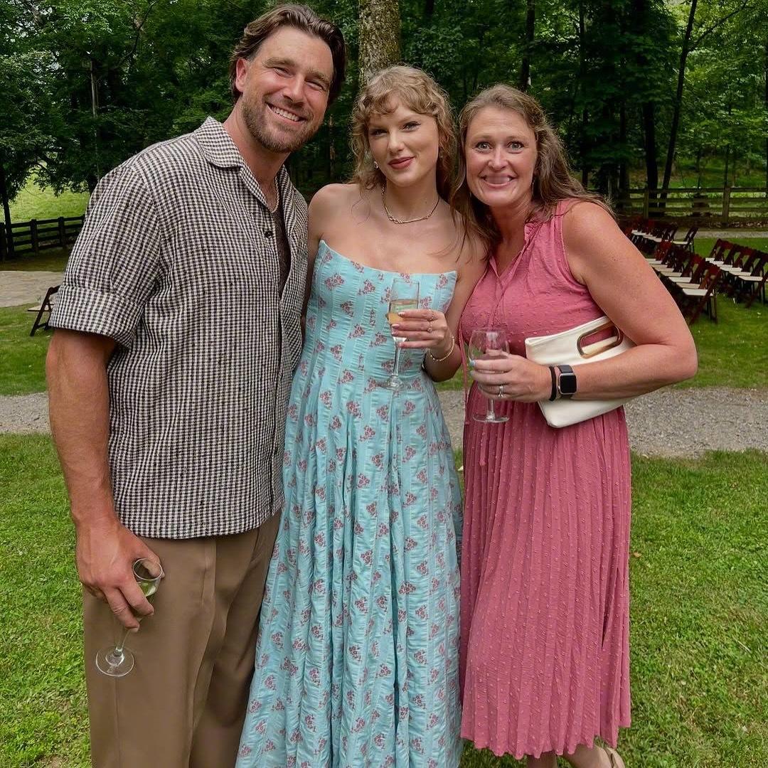 霉霉Taylor Swift 身穿 Markarian 2025春夏系列的 Ro