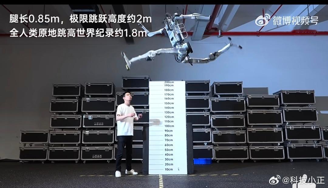 宇树发布超人机器人宇树超人能原地跳高2米这跑步和弹跳力惊人啊！未来应用场景广泛，