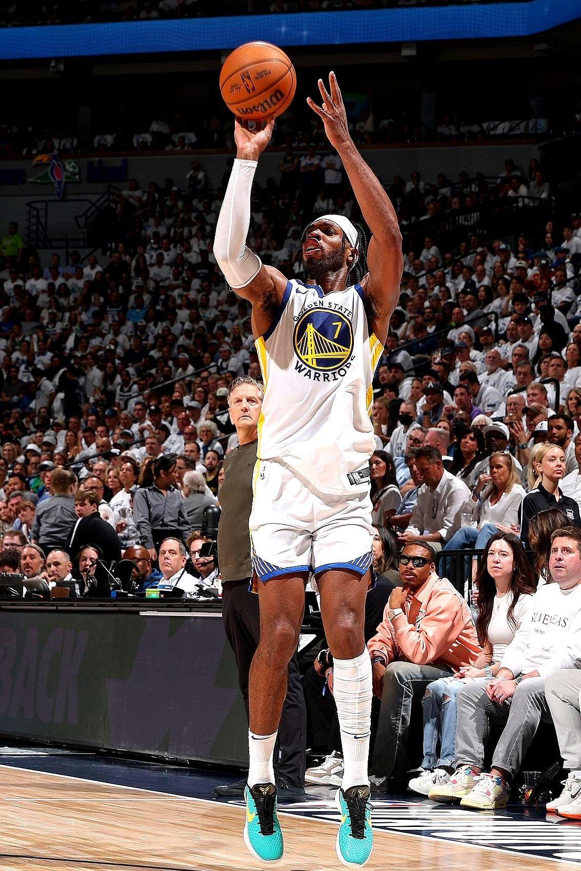 勇士主场迎战雷霆的比赛中，替补射手希尔德的表现令人失望。尽管他穿着纪念科比的特别