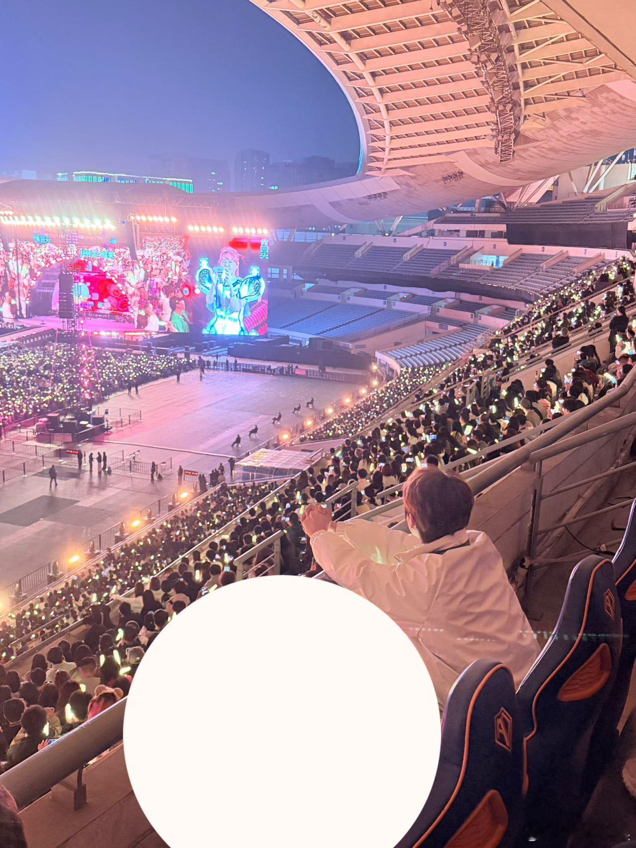 张远一下班就去了孙燕姿演唱会张远是真的把对孙燕姿的喜欢藏在细节里！刚忙完音乐节下