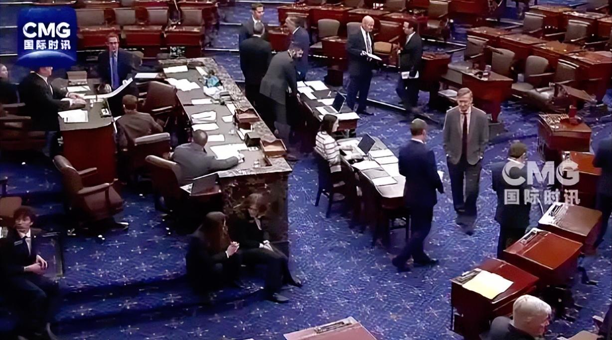 没想到5名共和党人“胳膊肘往外拐”了，美国参议院居然给特朗普的兵权上了“枷锁”，