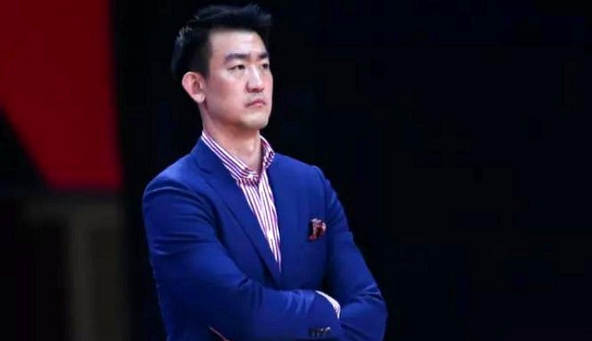 浙江广厦的教练王博，彻底坐不住了。
眼睁睁看着对面只剩俩外援的上海队，连着在自己