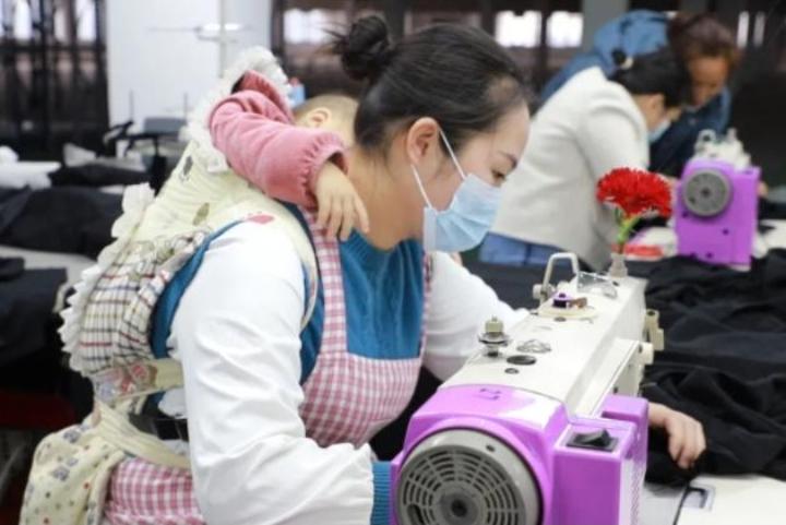 看到带娃上班母亲，心里满是心疼。为人母、为打工人，双重身份，让她不得不做出这样的