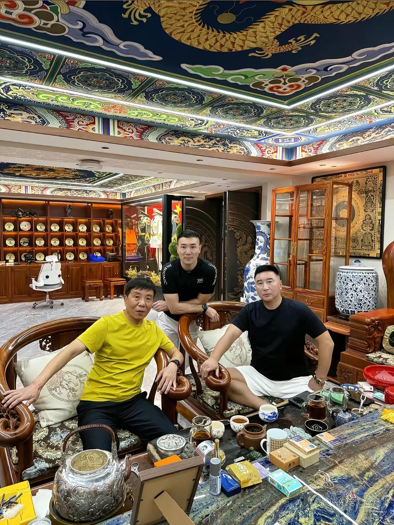 这是辽宁新民市当地一亿万富豪家，造价五个亿的私人大豪宅，可以看出豪宅的风格是中式