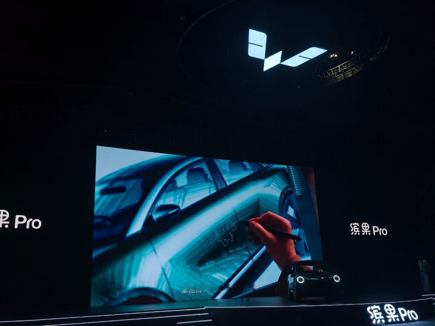 已经到了缤果Pro预售发布会现场了，谁能相信小姐姐刚刚就在我一米不到的距离，对视