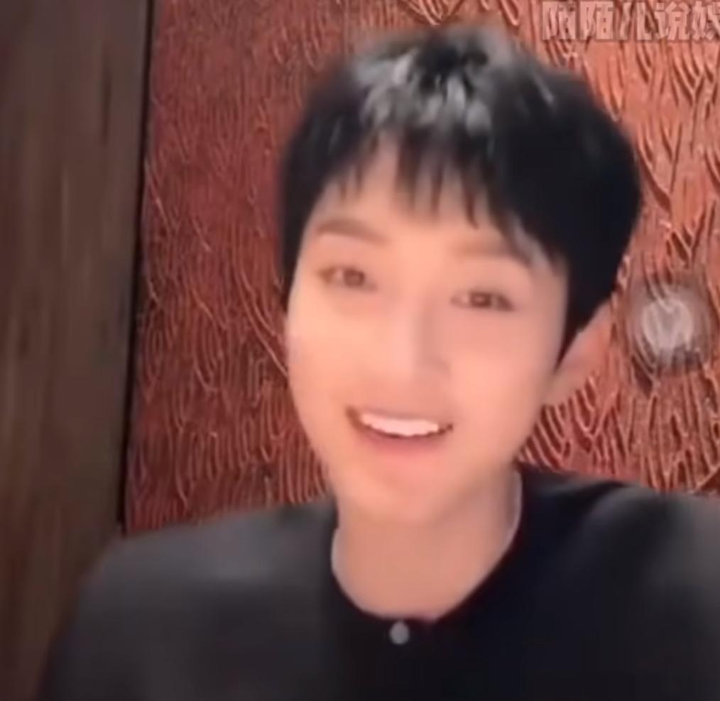 范小花直播表演火速变脸，

近日，小花的直播频率也是相当高了，

在一次直播中，