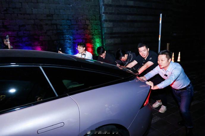 #何小鹏深夜帮媒体推车# 小鹏P7+的光电测试中，又叕去帮媒体推车去了。这也是继