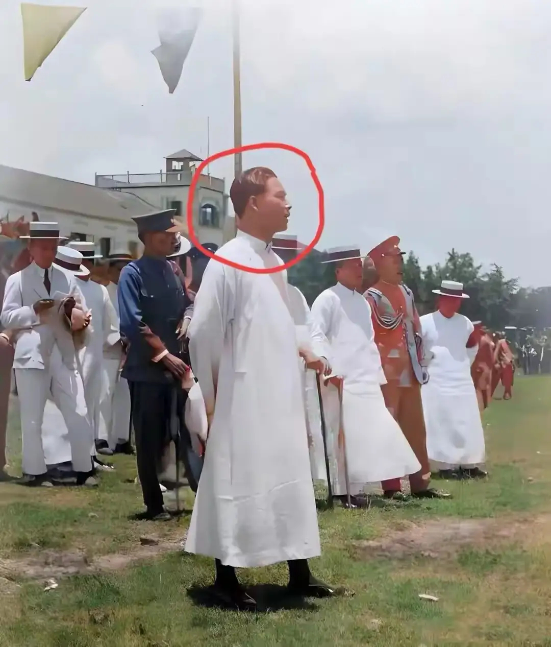 1925年，汪精卫在广州一张罕见留影，镜头中他一袭白色长衫，双手背后，此时他因是