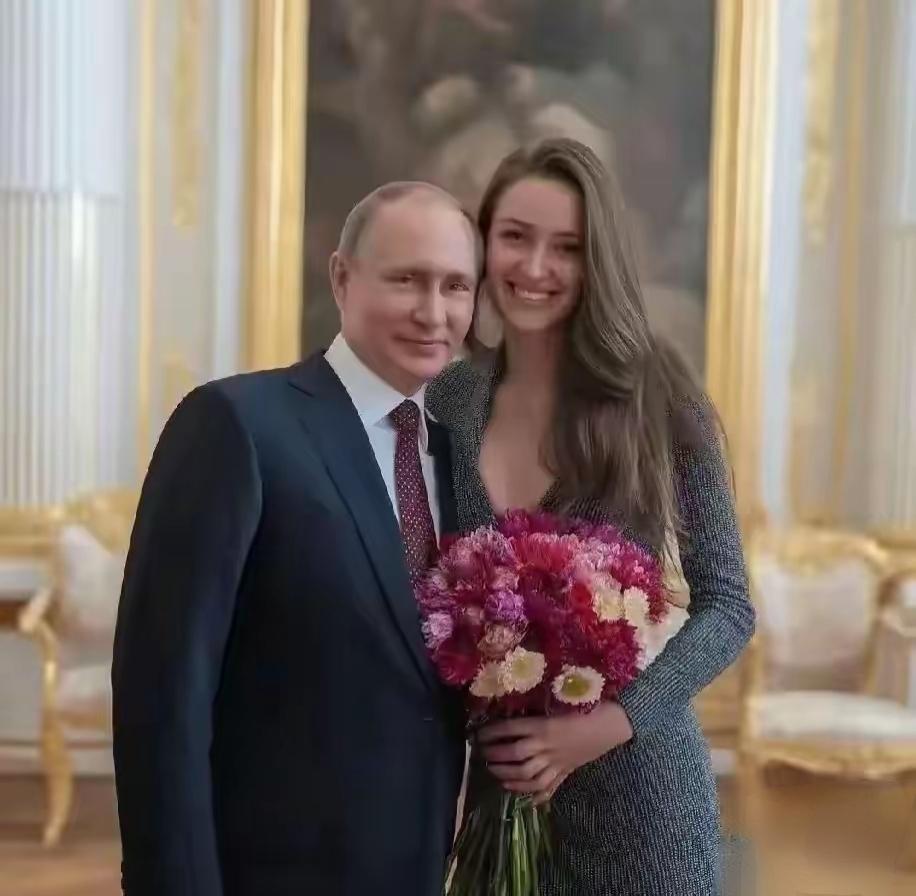 记者大胆发问：“您说您相信一见钟情？”普京坦然回应：“是的。”记者紧接着追问：“