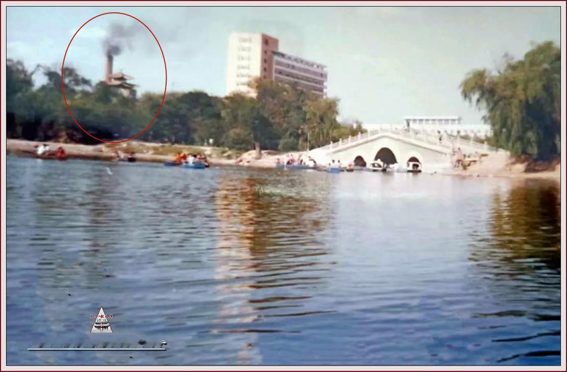 呼和浩特旧照片继续分享：“你还记得远处的塔楼和冒烟的大烟囱是哪里吗”？
老呼市印