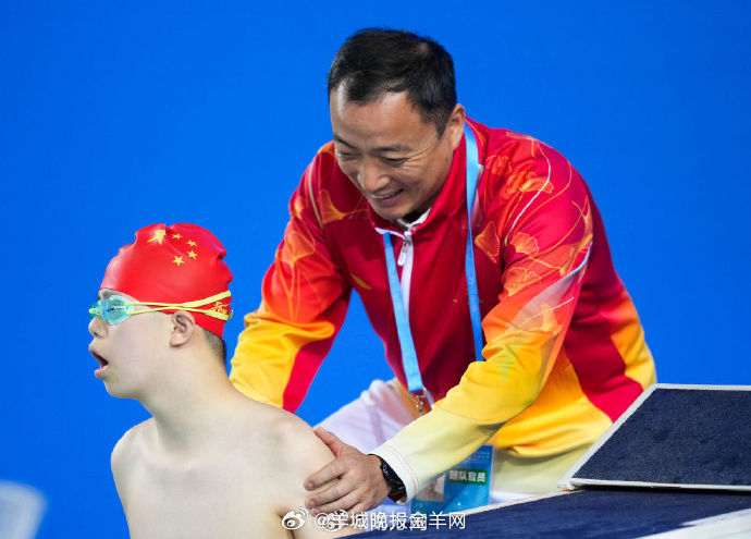 【特奥游泳小将：让我们一起加油再加油】#追梦大湾区出彩人生路#在涌溅的水花中，严