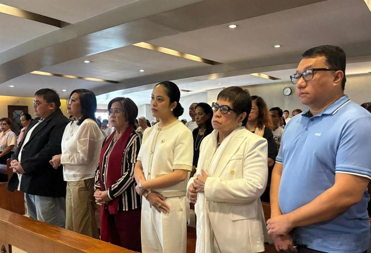 “希望圣灵给启示，指条路”，7月2日菲律宾众议院首席弹劾检察官卢伊斯特罗带领一群