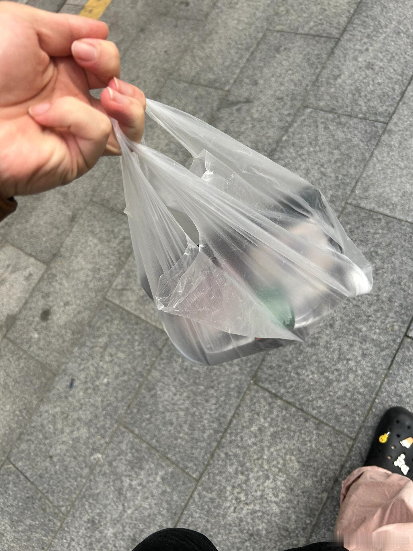 #人一旦拎着袋子上班那基本就定型了#奶茶袋子简直救了打工人的命，拎着舒服还不勒手