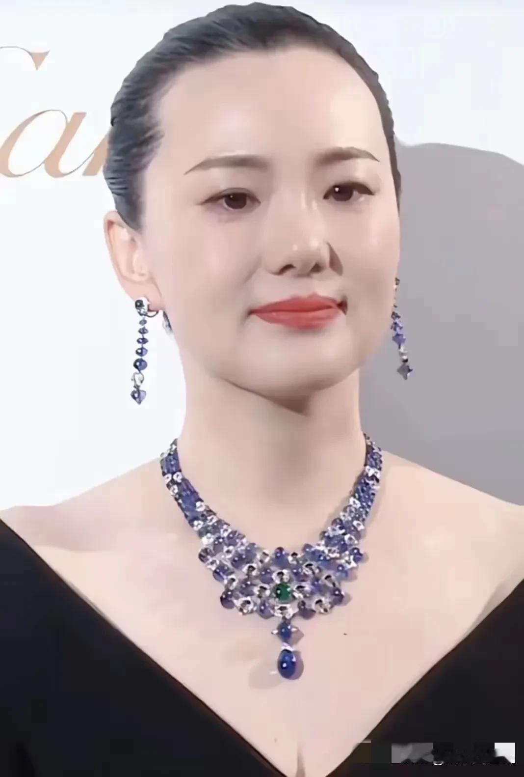 照片中这个女人美的闪闪发光，又白又靓，富态优雅，脸上和身上几乎看不到一丝皱纹，皮