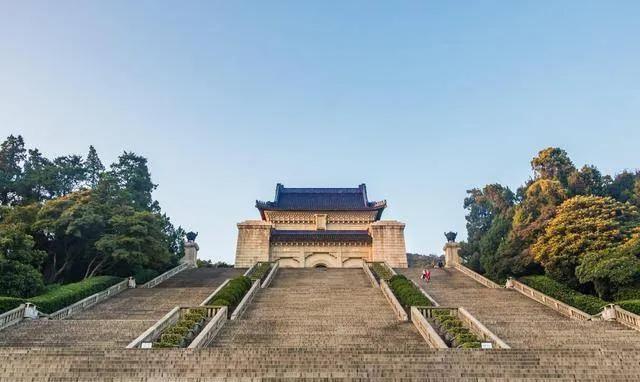 蔡正元教授提议，蒋介石葬在南京中山陵旁边是不合适的，不了解真实情况，只能勉强提一