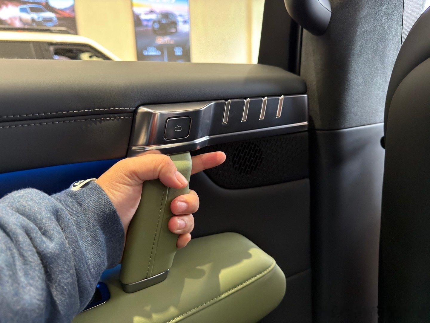 来拍一款荷尔蒙爆棚的车，四个车门上各有一把“手枪”米帅试车 成都