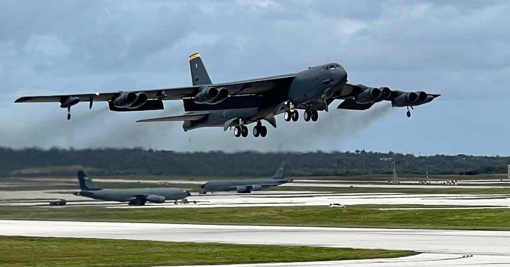 美国空军多架B-52H战略轰炸机近日连续在德国北部上空执行训练任务，引发当地居民