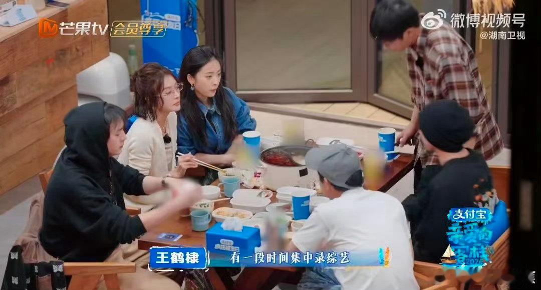 沈月自曝喜欢上综艺的原因沈月说喜欢上综艺的原因是经常能见到朋友，每一次见面都很开