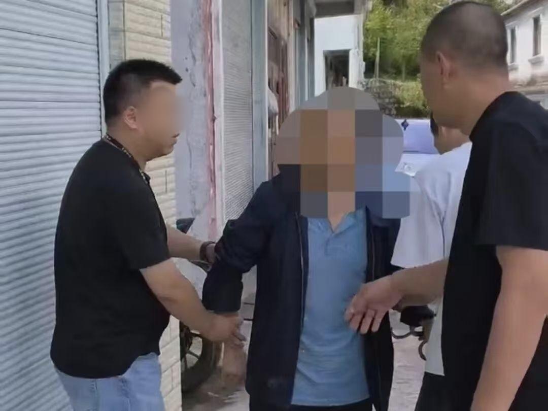 21岁小伙看上漂亮女邻居，趁其丈夫不在家多次摸进女人房间里发生关系。哪料，这天两
