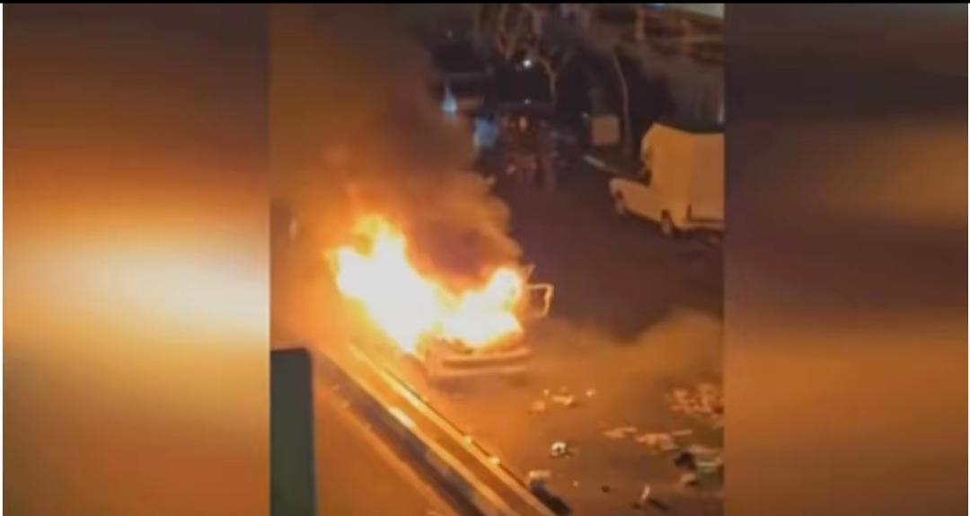 伊朗国家电视台播出了德黑兰街头疑似火灾的画面，当地抗议者呼喊并在街头游行，直至周