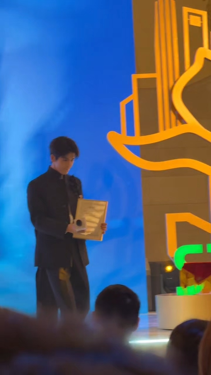 张凌赫官宣成为白玉兰青年推广大使，是95生花首位拿到白玉兰青年推广大使的。张凌赫