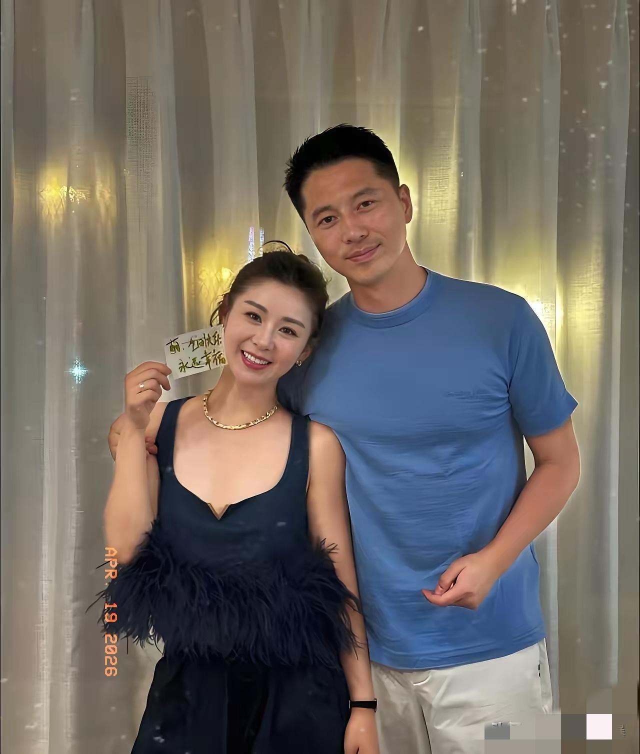 40岁李小萌官宣怀三胎，状态好到让人羡慕，

完全看不出高龄产妇的焦虑，满脸都是