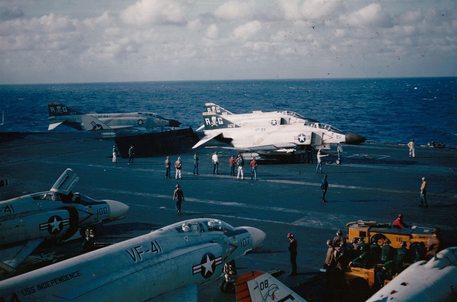 永远的鬼怪 1965年，正准备从“独立”号（CVA-62）航母上起飞参加“滚雷行