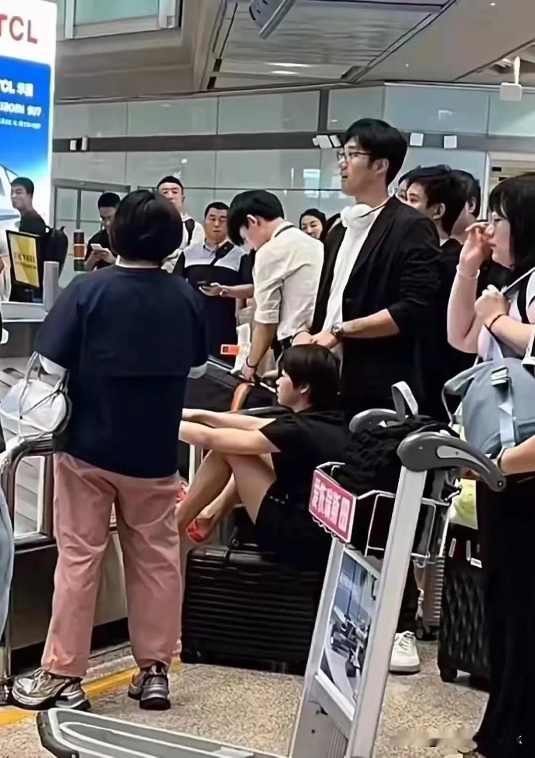 全红婵从广州飞北京训练了 巴黎奥运周期结束，洛杉矶周期开始了[赞]

有没有发现