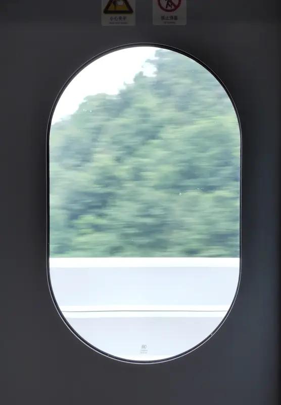 高铁运行中开窗会被吸出去是误区？这说法挺新鲜。以前都觉得高铁速度那么快，开窗肯定