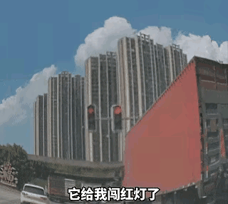 福建福州，男子驾驶小鹏汽车行驶，为了通行安全省心，他特意开启了智驾模式，没想到，
