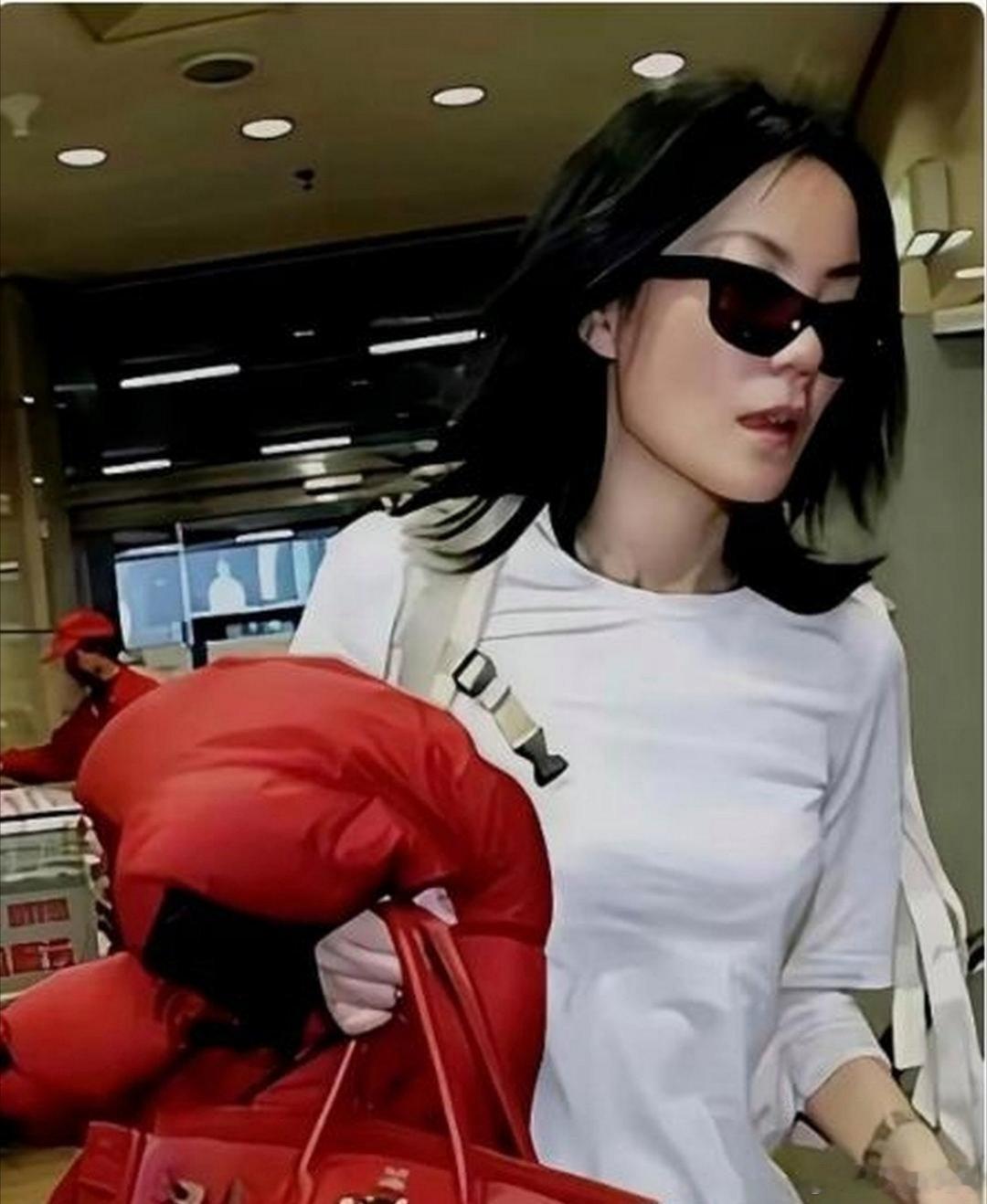 消费，是现代社会最直观的阶层密码。人们习惯于通过比较消费清单来丈量彼此的距离，但