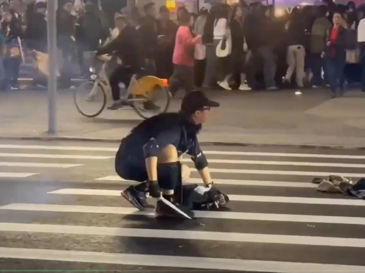 谁能想到呀？12月19号台北车站突然乱成一锅粥，27岁的张文揣着烟雾弹和 大砍刀