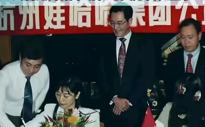 年轻时的杜建英低头写字这个角度看起来五官还是精致的，认真工作的样子确实有书生气，