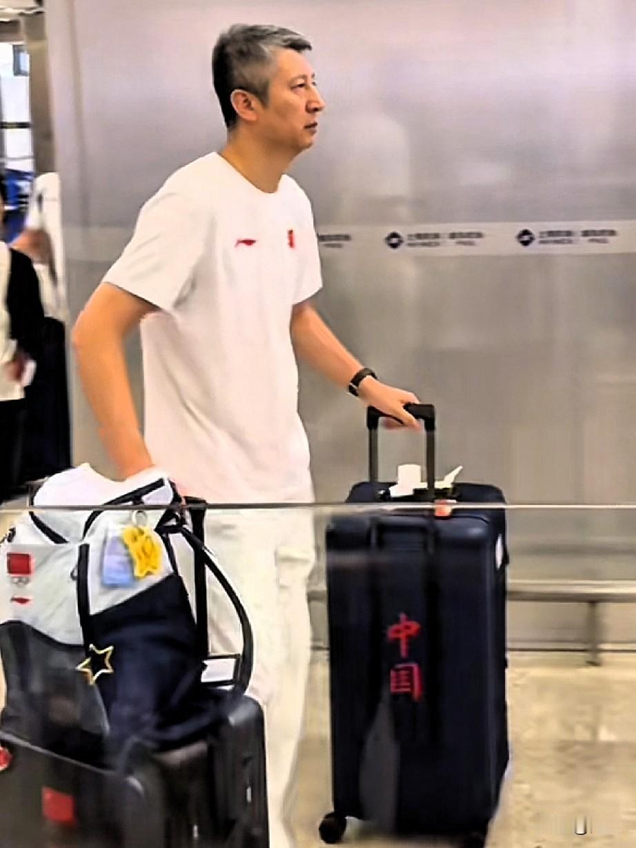 今天下午，中国男篮启程回国，抵达机场后，队员就地解散，各自回家或者返回俱乐部。这
