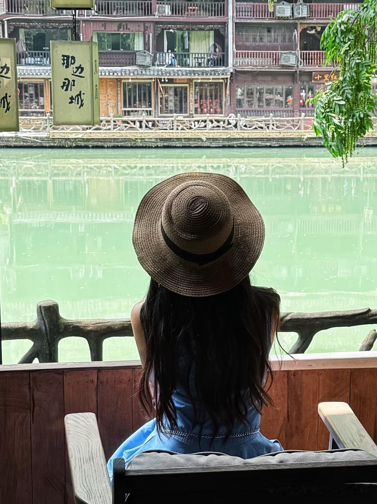 近日，湖南一位30岁的小学女教师很是痛苦。

她想辞编去广州奔赴她老公，然而父母