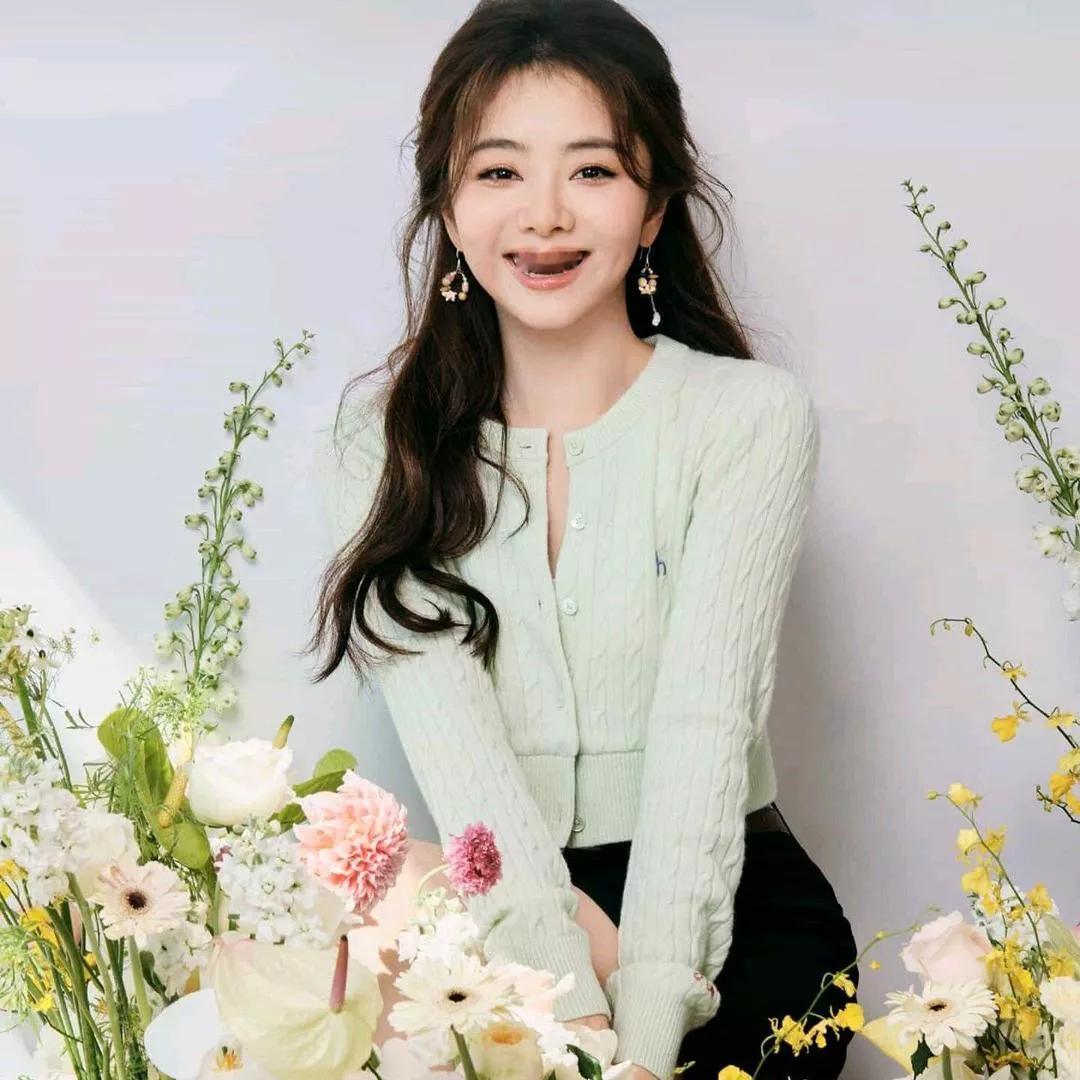 温柔微笑，花海中的你最美！🌸✨