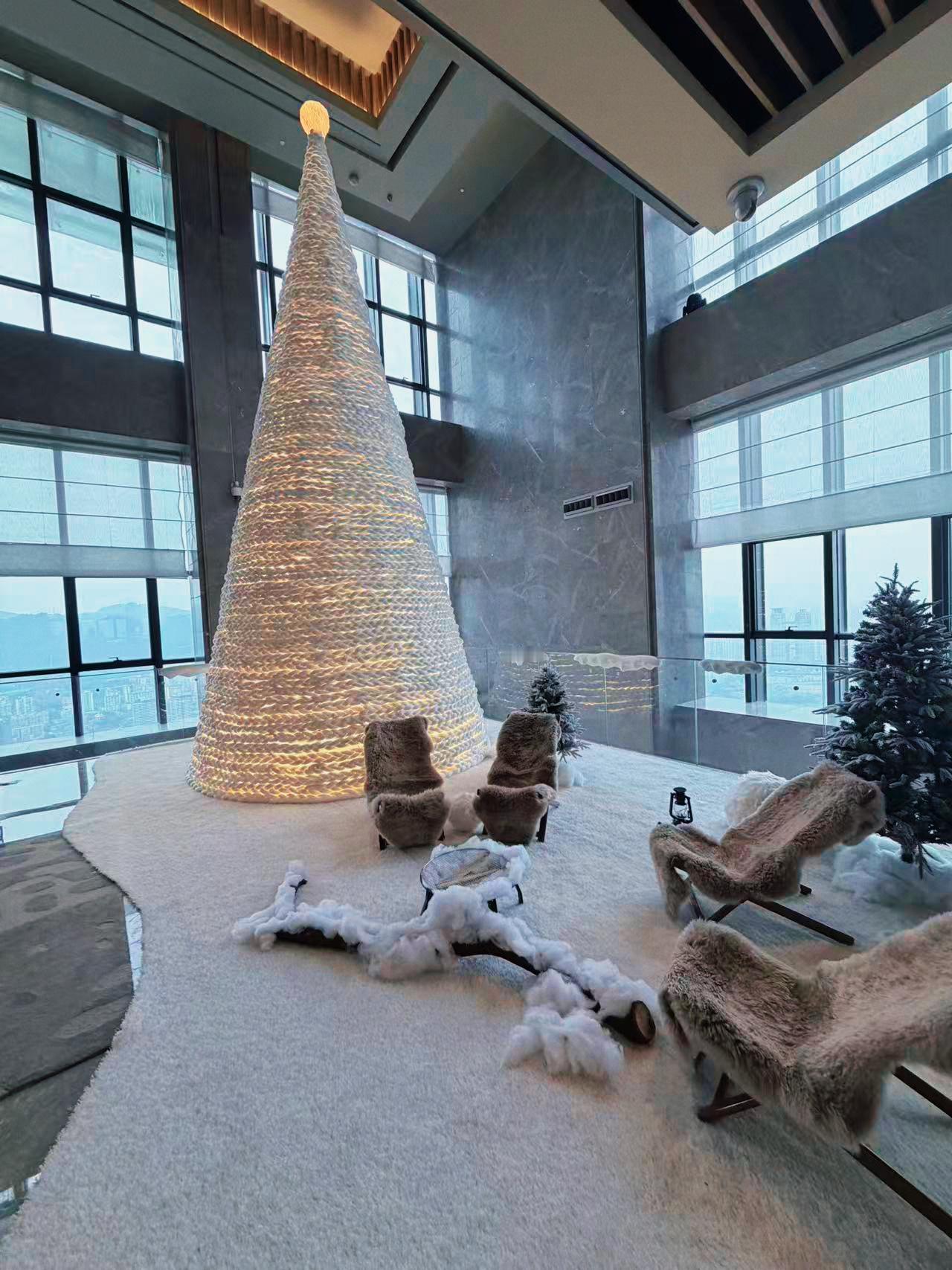 今天的威斯汀是草莓味儿的。DIY一杯甜蜜芭菲杯，饮一席圣诞限量下午茶，51楼云端